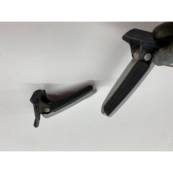 PAR DE ESTRIBERAS TRASERAS DERECHAS GILERA RUNNER 50 125 ST VX 2005-2008