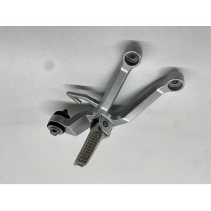 BEIFAHRERFUSSSTÜTZE HINTEN RECHTS SUZUKI SV 650 2003-2006