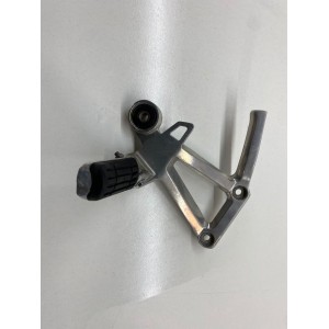 REAR PASSENGER FOOTREST RIGHT YAMAHA FZ6 FAZER 600 2002-2003