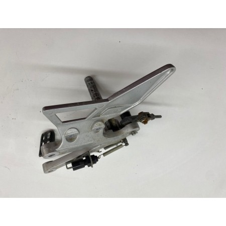 FAHRER FUSSSTÜTZE RECHTS HINTEN BREMSE YAMAHA TRZ 50 2005