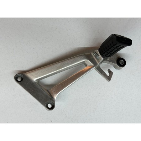 PEDANA PEDALINA POSTERIORE PASSEGGERO DESTRA DX HONDA CBR 125 4T 2004-2005-2006