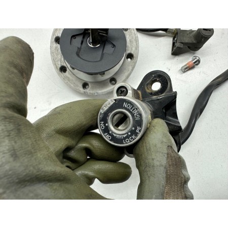 SUZUKI GSXR GSX-R 600 STRAD 1996-2000 CAP KEY LOCK KIT