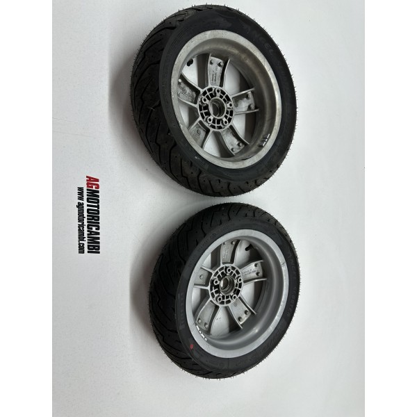 PAAR RÄDER MIT NEUEN REIFEN PIAGGIO VESPA...