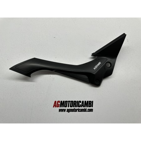 PLACA MARCO TAPA IZQUIERDA KEEWAY RKF 125 4T E5 2021-2024