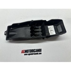 PLASTIQUE COMPARTIMENT SOUS LA QUEUE QUEUE GILERA DNA 50 2T 2