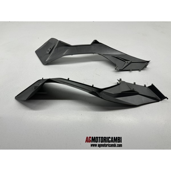 CUBIERTA DE PLÁSTICO DEL REPOSAPIÉS DERECHO...