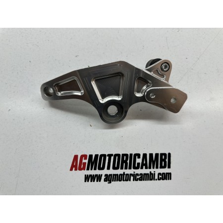 SOPORTE REPOSAPIÉS IZQUIERDO CAJA DE CAMBIOS FANTIC CABALLERO 500 4T 2018-2025