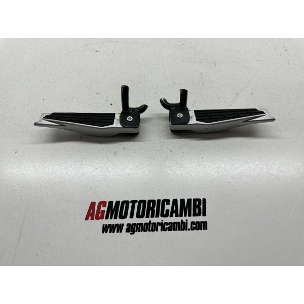 PAIRE DE REPOSE-PIEDS PASSAGER DROITE GAUCHE...