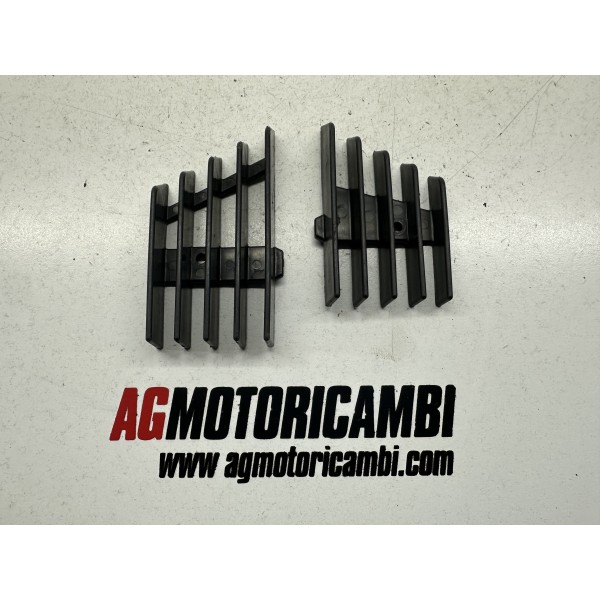 PAR DE REJILLAS DERECHA IZQUIERDA TAPA MOTO...